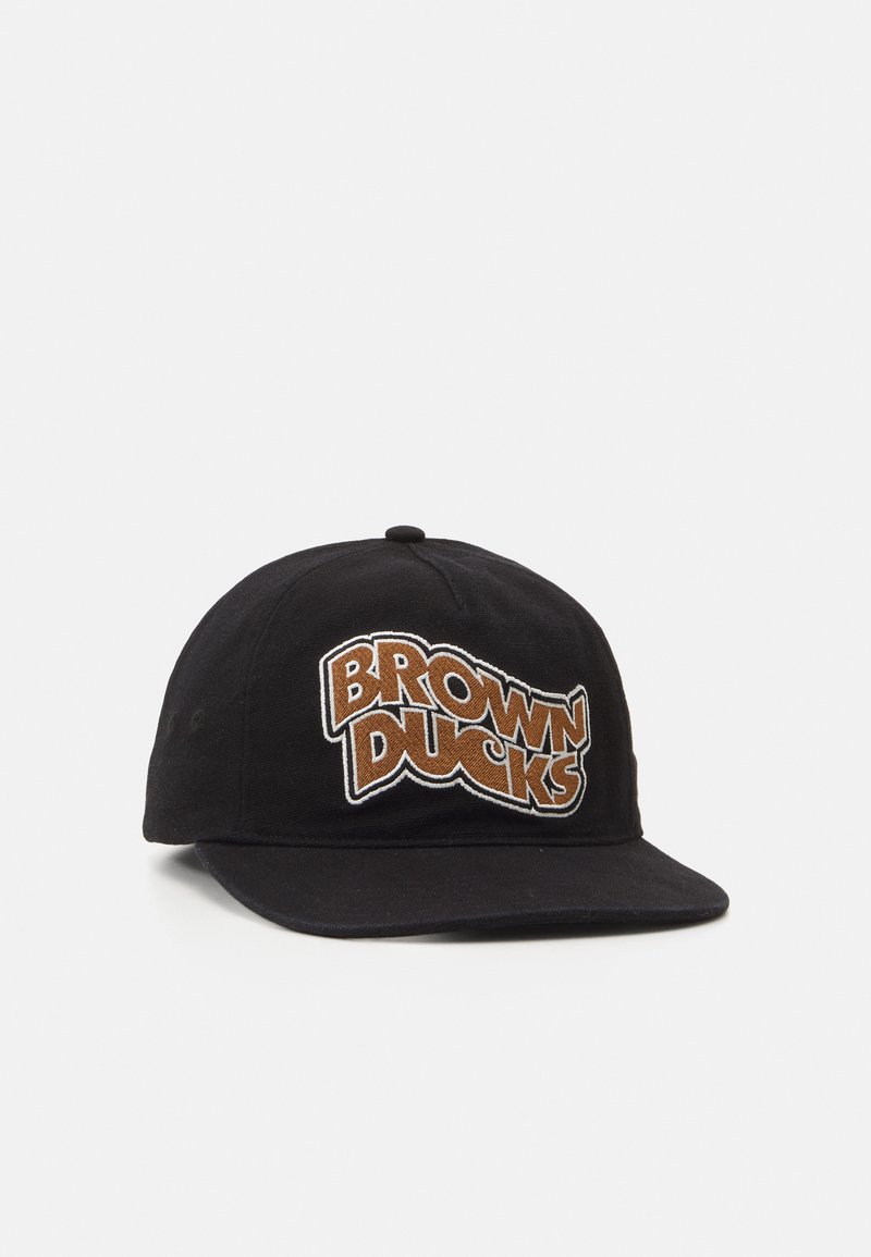 Svart baseballcaps i bomull med hevet "BROWN DUCKS"-logo i brunt og hvitt broderi på forsiden. Flat visirdesign.