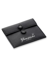 Črn usnjen etui z dvema gumboma za zapiranje in odtisnjenim logotipom "Glanzstücke München" v beli barvi, ki ima pravokotno obliko.