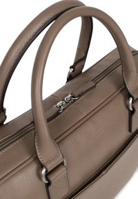 Borsa a tracolla in pelle marrone con finiture in argento, dotata di due manici superiori e chiusura con zip. Texture liscia con dettagli cuciti.