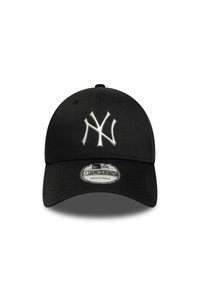 Μαύρο ρυθμιζόμενο καπέλο μπέιζμπολ με λευκό κεντημένο λογότυπο New York Yankees στο μπροστινό μέρος, κατασκευασμένο από λείο ύφασμα με κυρτή γείσο.