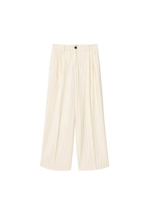 Pantalon crème à jambes larges avec fines rayures verticales, taille haute, plis à l'avant, poches latérales et fermeture par un seul bouton foncé.