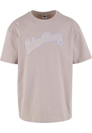 Beige bomull t-skjorte med korte ermer, rund halslinning, og en hvit og lilla "Urban Classics"-logo over brystet.