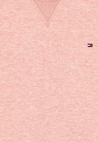 Maglione rosa chiaro a scollo a V realizzato in un tessuto morbido, con un colletto a costine e un piccolo logo sulla parte sinistra del petto.