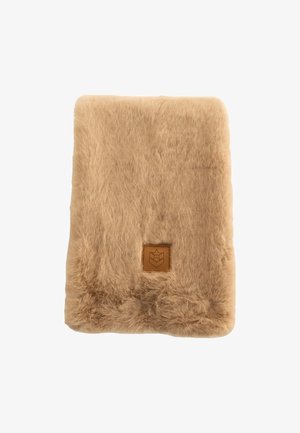 Cuscino in morbido pelliccia sintetica colore beige, rettangolare con angoli arrotondati e una toppa di pelle marrone cucita con un design a stella e a chevron.