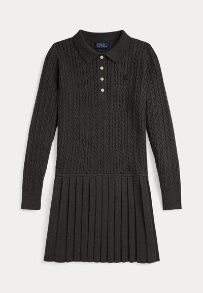 Vestido de punto de cable en gris oscuro con mangas largas, cuello tipo polo, una tapeta de cuatro botones y falda plisada. Fabricado con un material suave y texturizado.