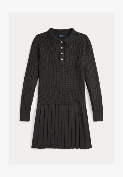 Vestido de punto de cable en gris oscuro con mangas largas, cuello tipo polo, una tapeta de cuatro botones y falda plisada. Fabricado con un material suave y texturizado.
