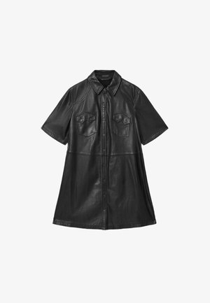 Zwarte leren shirtjurk met korte mouwen, kraag, twee borstzakken en een sluiting met knopen aan de voorkant. Soepele textuur met geknipte naden.