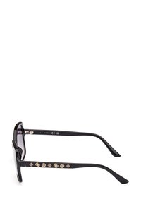 Gafas de sol negras con montura cuadrada, lentes tintados en gradiente y detalles decorativos en dorado en las patillas. Textura suave.
