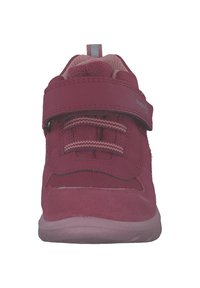 Sneaker per bambini color marrone con design in camoscio e rete, cinturino in velcro, dettagli testurizzati e colletto imbottito per il comfort.