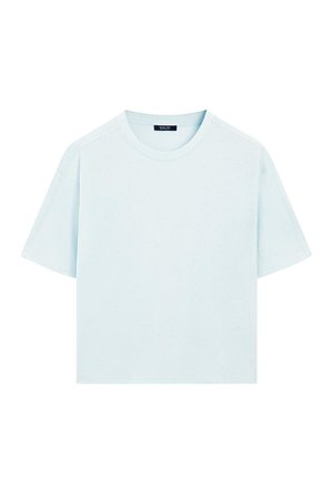 T-shirt à manches courtes bleu clair en tissu doux, avec un col rond et une coupe décontractée et ample. Aucun motif ni accent visible.