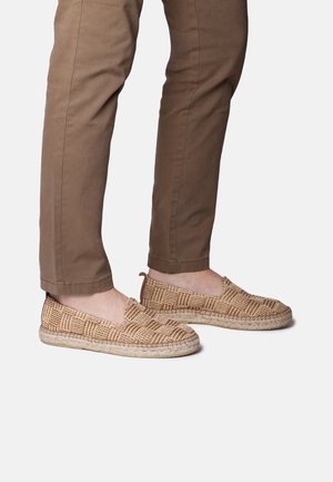 Vævede espadriller med et ternet mønster i beige og brun, udstyret med en jutesål og slip-on design.