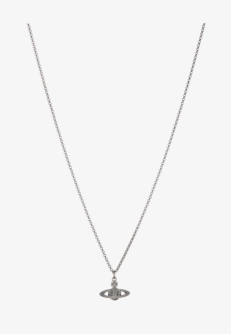Srebrna verižica z obeskom v obliki planeta, okrašena z majhnimi detajli in zapletenimi vzorci.