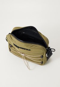 Karl Lagerfeld Jeans UTILITY STRING  - Torba preko tijela - mosstone