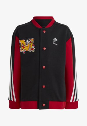 Veste de varsity noire et rouge avec un graphique de cartoon, logo Adidas et des rayures blanches contrastantes sur les manches. Texture de tissu lisse.