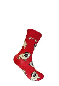 Calcetín rojo hasta el tobillo con un patrón repetido de pugs ilustrados en color beige, con detalles negros en las caras. Textura suave y diseño ajustado.