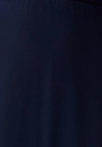 Tmavě námořnická modrá tkanina se jemnou diagonální texturou a mírným leskem, vykazující jemné záhyby a vrásky.