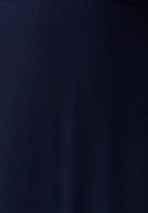 Tamsiai mėlynasis audinys su subtilia įstrižine audimo tekstūra ir nedidele blizgesiu, demonstruojantis švelnius raukšlėjimus ir linijas.