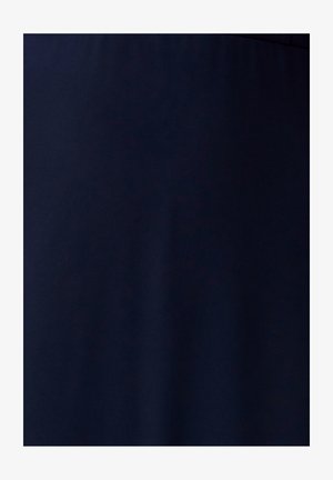 Tamsiai mėlynasis audinys su subtilia įstrižine audimo tekstūra ir nedidele blizgesiu, demonstruojantis švelnius raukšlėjimus ir linijas.