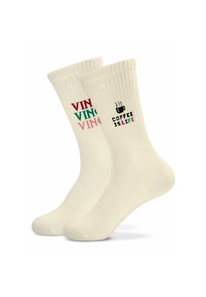 Zwei cremefarbene Socken mit geripptem Bund, eine mit rotem und grünem "Vino"-Schriftzug, die andere mit einer Kaffeetasse und dem Schriftzug "Coffee is Life".