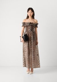 Leopardenmuster Maxikleid mit schulterfreiem Schnitt, gerafftem Oberteil, transparenter Stoff und Rüschendetails, kombiniert mit einer schwarzen Clutch und beigen Absätzen.