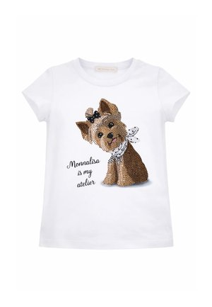 Camiseta blanca de manga corta con un perro adornado con pedrería que lleva un lazo y una bufanda, y el texto "Monnalisa is my atelier."