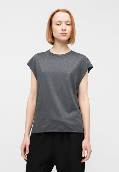 Γκρι τοπ με κοντά μανίκια, κατασκευασμένο από ελαφρύ ύφασμα με υφασμένο σχέδιο. Στρογγυλή λαιμόκοψη με άνετη εφαρμογή και διακριτικές ραφές.