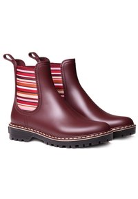 Bottines imperméables bordeaux avec un panneau latéral élastique rayé, semelle en caoutchouc texturée et languettes pour un enfilage facile.