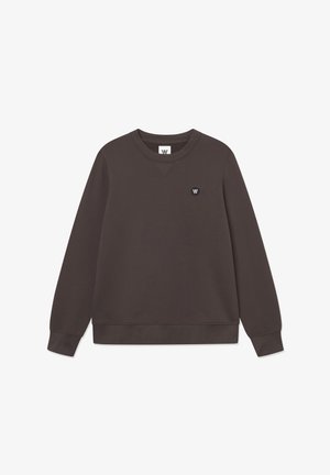 Smeđi dukserica izrađena od mješavine pamuka. Ima okrugli izrez, rebraste rukave i mali crni logo na prsima. Jednostavan dizajn.