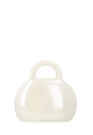 Lille glat cremefarvet håndtaske med afrundet form og et enkelt buet håndtag på toppen, sat mod en hvid baggrund.