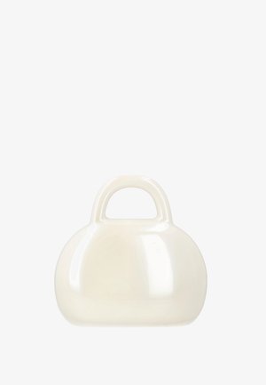 Lille glat cremefarvet håndtaske med afrundet form og et enkelt buet håndtag på toppen, sat mod en hvid baggrund.