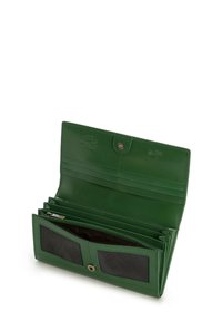 Portafoglio in pelle verde con design aperto, dotato di più slot per carte, una tasca con zip e due finestre in rete per l'identificazione.