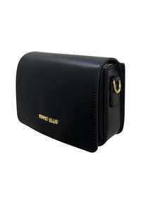 Borsa a tracolla nera in pelle con chiusura a pattina, dettagli in metallo dorato e logo in rilievo sul davanti. Forma rettangolare compatta.