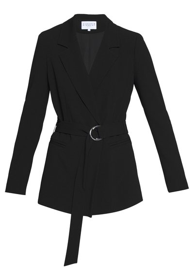 Blazer nero realizzato in un tessuto liscio, con vita a cintura dotata di una fibbia circolare, rever a punte e due tasche frontali.