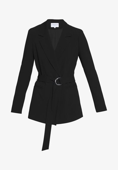 Blazer negro hecho de una tela suave, con una cintura ceñida con un cinturón y una hebilla circular, solapas de muesca y dos bolsillos frontales.