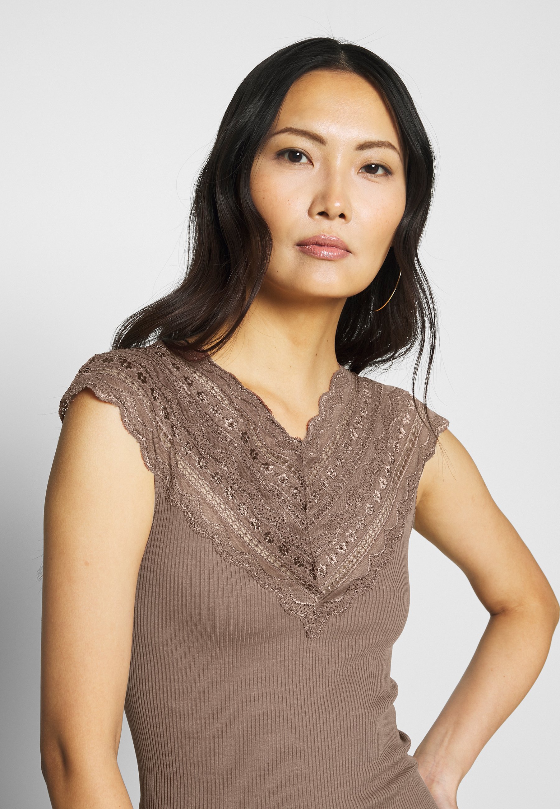 Rosemunde SILK MIX TOP REGULAR WWIDE LACE Topper acorn Rosemunde ORGANIC TOP V-NECK REGULAR W/LACE - Topper - carmine