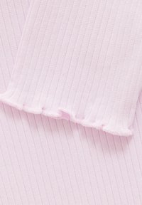Tessuto rosa chiaro a coste con una texture morbida, caratterizzato da bordi arricciati. Il design presenta strisce verticali e dettagli di cuciture sottili.