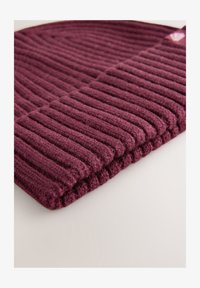 Sélectionné, burgundy red