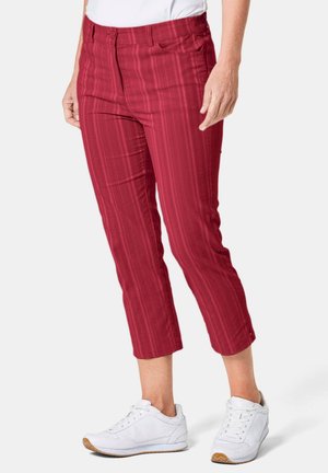 Rode cropped broek met verticale strepen, voorzien van een knoop- en ritssluiting, voorzakken en een soepele stof. Combinatie met witte sneakers.