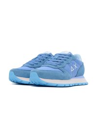 Scarpe da ginnastica blu realizzate in materiali scamosciati e sintetici. Presentano un design con lacci, colletto imbottito, accenti blu chiaro e suola in gomma.