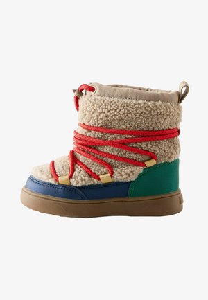 Beige fleece winterlaars met blauwe en groene accenten en rode gekruiste veters op een bruine zool, ontworpen voor koud weer.