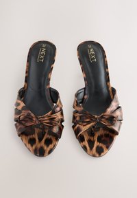 REGULAR FIT - FOREVER COMFORT® BOW CUTOUT OPEN TOE  - Papucsszandálok - leopard