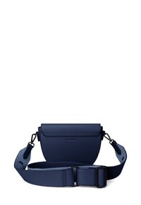 Námorně modrá kabelka přes rameno se strukturovaným tvarem, hladkým materiálem z umělé kůže, magnetickým uzávěrem na klopu a nastavitelným popruhem s texturovanými akcenty.