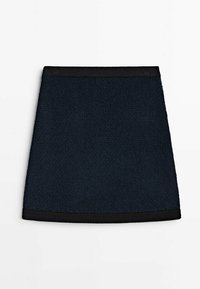 Marinblå frottékjol med svart elastisk midja och fåll. Har en slät yta med en utsvängd form och minimala detaljer.