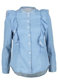 Camicia di jeans azzurro chiaro con maniche lunghe, dettagli a rouches lungo la patta dei bottoni e un orlo curvo. Presenta bottoni bianchi e un colletto.
