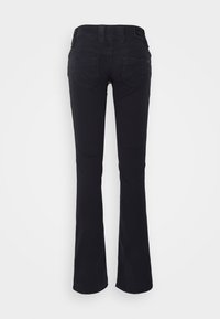 Jeans pretos à boca de sino feitos de denim com uma textura suave. Apresentam costuras detalhadas e dois bolsos traseiros com pequenas aplicações.