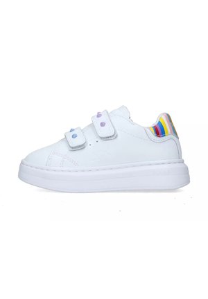 Sneaker bianche con due cinturini in velcro, texture in pelle liscia e un accento multicolore a righe sul tallone. Suola piatta e rialzata.