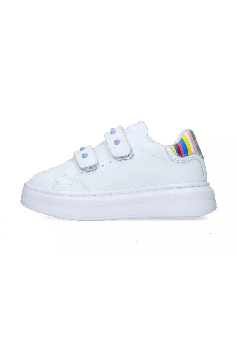 Sneaker bianche con due cinturini in velcro, texture in pelle liscia e un accento multicolore a righe sul tallone. Suola piatta e rialzata.