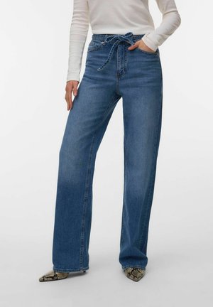 Vero Moda WEIT GESCHNITTEN VMTESSA HOHE TAILLE WEITER BEINSCHNITT JEANS - Jean droit - medium blue denim