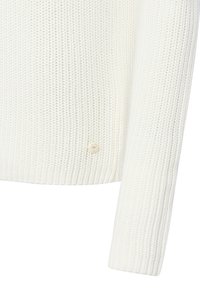Witte gebreide trui met een mouw en onderlichaam, voorzien van een klein rond beige logo patch nabij de zoom.