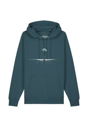 Türkisfarbener Kapuzenpullover mit einer Fronttasche und einer weißen Grafik von einer Person, die im Wasser unter einem Mondsichel mit Sternen steht.